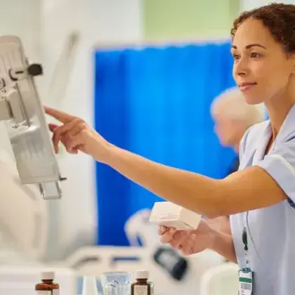 infirmière avec des médicaments au chevet du patient